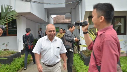 Tersangka kasus genset RSU Ali Imran yang juga Dirut RSU Raden Mataher usai diperiksa penyidik Kejati Jambi beberapa waktu lalu